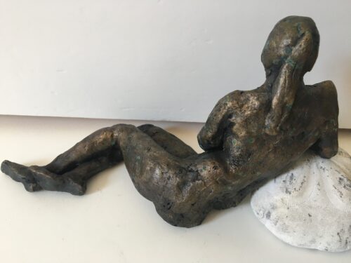 Liegende Frau von hinten